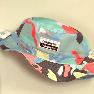 ADIDAS BUCKET HAT